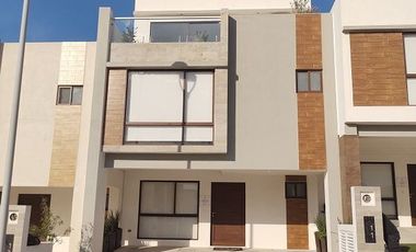Casa en venta en Zibatá Querétaro con Roof Garden y dos bellas terrazas