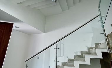 AL NORTE HERMOSA CASA EN RUSCELLO SEGUNDA ETAPA CON ROOF GARDEN