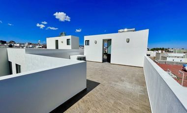 AL NORTE HERMOSA CASA EN RUSCELLO SEGUNDA ETAPA CON ROOF GARDEN