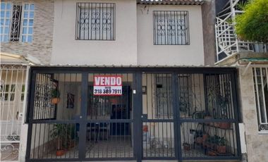 Se vende casa de dos pisos Barrio Caminos de La Hacienda Palmira Valle