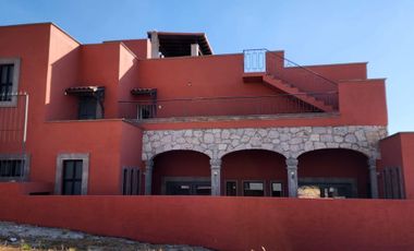 Preciosa Casa Roja en San Miguel de Allende, Alberca Propia, Diseño de Autor