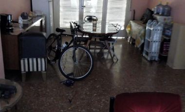 CASA DE 4 AMB. MAS  HABIT. DE SCIO, 3 BAÑOS, PATIO, LAVADERO, BALCON ATERRAZADO,COCHERA Y SOTANO