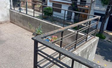 CASA DE 4 AMB. MAS  HABIT. DE SCIO, 3 BAÑOS, PATIO, LAVADERO, BALCON ATERRAZADO,COCHERA Y SOTANO