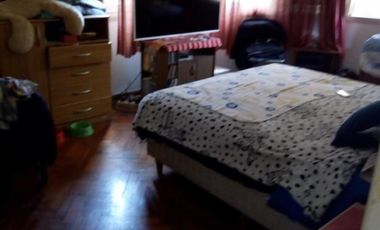 CASA DE 4 AMB. MAS  HABIT. DE SCIO, 3 BAÑOS, PATIO, LAVADERO, BALCON ATERRAZADO,COCHERA Y SOTANO