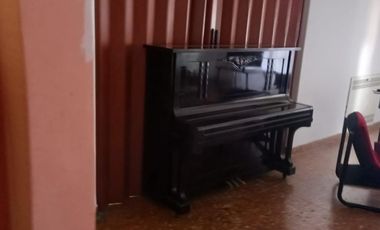 CASA DE 4 AMB. MAS  HABIT. DE SCIO, 3 BAÑOS, PATIO, LAVADERO, BALCON ATERRAZADO,COCHERA Y SOTANO
