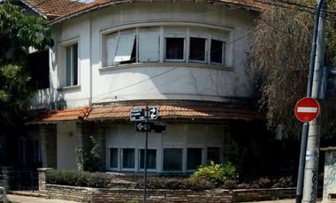 CASA DE 4 AMB. MAS  HABIT. DE SCIO, 3 BAÑOS, PATIO, LAVADERO, BALCON ATERRAZADO,COCHERA Y SOTANO