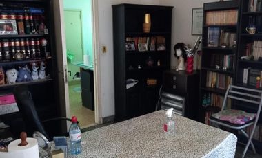 CASA DE 4 AMB. MAS  HABIT. DE SCIO, 3 BAÑOS, PATIO, LAVADERO, BALCON ATERRAZADO,COCHERA Y SOTANO