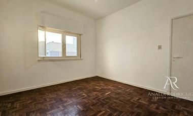 ALQUILER - PH TIPO CASA - 3 AMBIENTES CON TERRAZA Y COCHERA -  BOULOGNE – BARRIO MALVINAS