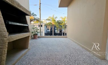 ALQUILER - PH TIPO CASA - 3 AMBIENTES CON TERRAZA Y COCHERA -  BOULOGNE – BARRIO MALVINAS