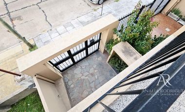 ALQUILER - PH TIPO CASA - 3 AMBIENTES CON TERRAZA Y COCHERA -  BOULOGNE – BARRIO MALVINAS