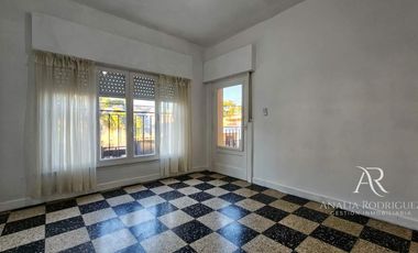 ALQUILER - PH TIPO CASA - 3 AMBIENTES CON TERRAZA Y COCHERA -  BOULOGNE – BARRIO MALVINAS