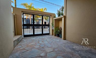 ALQUILER - PH TIPO CASA - 3 AMBIENTES CON TERRAZA Y COCHERA -  BOULOGNE – BARRIO MALVINAS