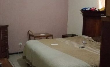 Bonita casa de una planta en buen estado de conservación