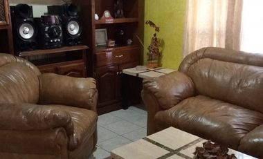 Bonita casa de una planta en buen estado de conservación
