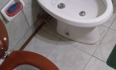 4 Amb. Al Frente con patio. 1 c/Av Saenz. BAJAS EXPENSAS $ 1.200.-