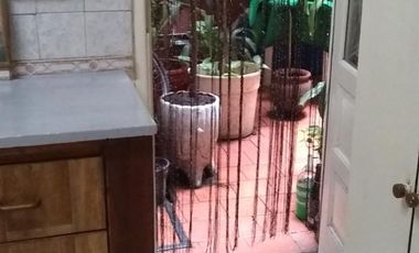 4 Amb. Al Frente con patio. 1 c/Av Saenz. BAJAS EXPENSAS $ 1.200.-