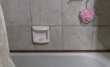 4 Amb. Al Frente con patio. 1 c/Av Saenz. BAJAS EXPENSAS $ 1.200.-