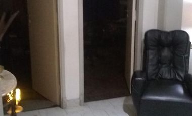 4 Amb. Al Frente con patio. 1 c/Av Saenz. BAJAS EXPENSAS $ 1.200.-