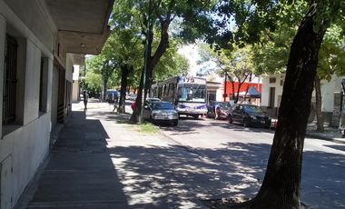 4 Amb. Al Frente con patio. 1 c/Av Saenz. BAJAS EXPENSAS $ 1.200.-