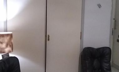 4 Amb. Al Frente con patio. 1 c/Av Saenz. BAJAS EXPENSAS $ 1.200.-