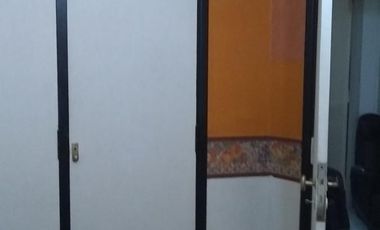 4 Amb. Al Frente con patio. 1 c/Av Saenz. BAJAS EXPENSAS $ 1.200.-