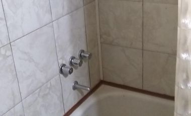 4 Amb. Al Frente con patio. 1 c/Av Saenz. BAJAS EXPENSAS $ 1.200.-