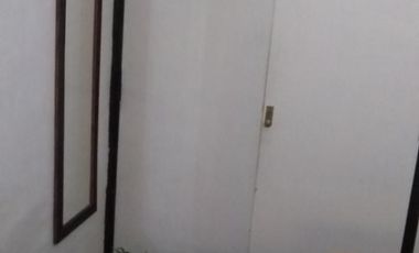 4 Amb. Al Frente con patio. 1 c/Av Saenz. BAJAS EXPENSAS $ 1.200.-