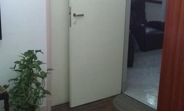 4 Amb. Al Frente con patio. 1 c/Av Saenz. BAJAS EXPENSAS $ 1.200.-