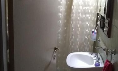 4 Amb. Al Frente con patio. 1 c/Av Saenz. BAJAS EXPENSAS $ 1.200.-