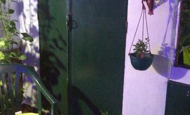 4 Amb. Al Frente con patio. 1 c/Av Saenz. BAJAS EXPENSAS $ 1.200.-