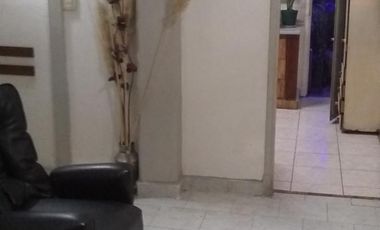 4 Amb. Al Frente con patio. 1 c/Av Saenz. BAJAS EXPENSAS $ 1.200.-