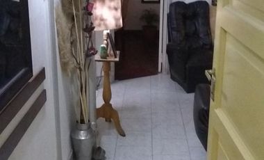 4 Amb. Al Frente con patio. 1 c/Av Saenz. BAJAS EXPENSAS $ 1.200.-