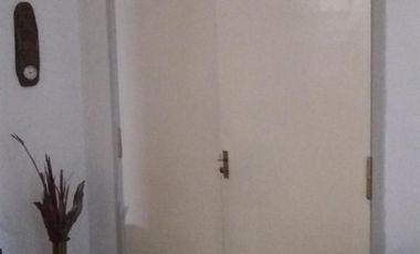 4 Amb. Al Frente con patio. 1 c/Av Saenz. BAJAS EXPENSAS $ 1.200.-