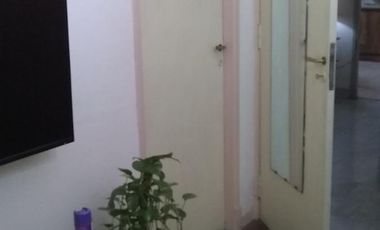 4 Amb. Al Frente con patio. 1 c/Av Saenz. BAJAS EXPENSAS $ 1.200.-