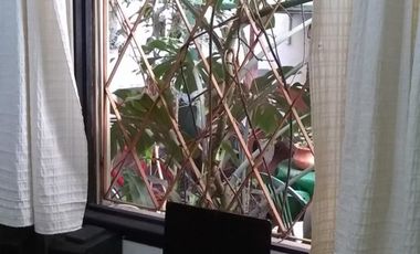 4 Amb. Al Frente con patio. 1 c/Av Saenz. BAJAS EXPENSAS $ 1.200.-