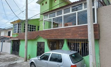 CASA EN VENTA EN CERRADA CON UN DEPARTAMENTO, OCHO CEDROS TOLUCA