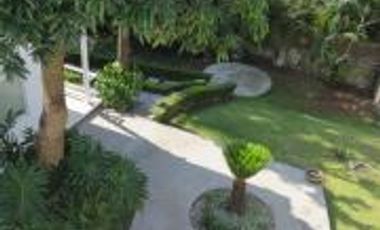VENTA o RENTA amplisima casa ideal para escuela, oficinas, comercio Colonia Miraval, Cuernavaca, Morelos.