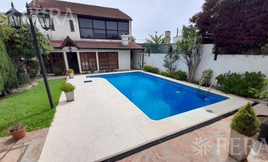 Venta casa 5 ambientes con cochera, galería, quincho y piscina en Castelar Sur