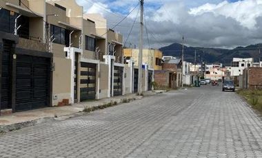 VENTA- Casa de Venta en Arupos del Norte Excelente Ubicacion Riobamba Urbec