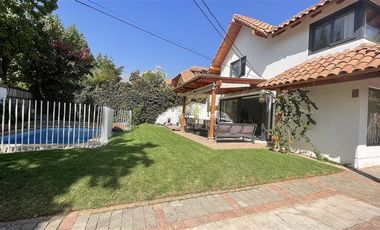 Casa en Arriendo en San Carlos Apoquindo | Casa arriendo 4D mas servicios jardin con piscina | Las Condes | One Propiedades