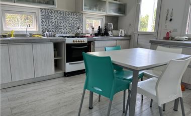 Casa cinco ambientes. Parque. Arenas del Sur. Venta.