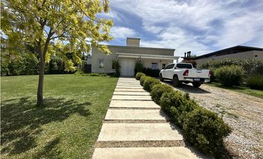 Casa cinco ambientes. Parque. Arenas del Sur. Venta.