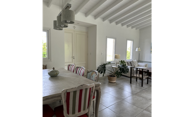 Casa cinco ambientes. Parque. Arenas del Sur. Venta.