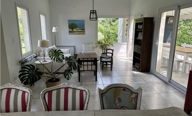 Casa cinco ambientes. Parque. Arenas del Sur. Venta.