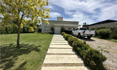 Casa cinco ambientes. Parque. Arenas del Sur. Venta.