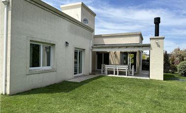 Casa cinco ambientes. Parque. Arenas del Sur. Venta.