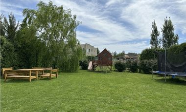 Casa cinco ambientes. Parque. Arenas del Sur. Venta.