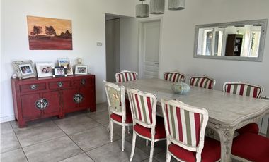 Casa cinco ambientes. Parque. Arenas del Sur. Venta.