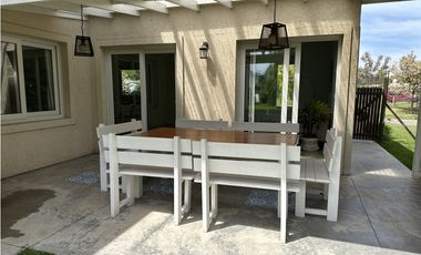Casa cinco ambientes. Parque. Arenas del Sur. Venta.