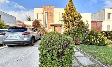 Casa en venta de 4 dorm. en Colina